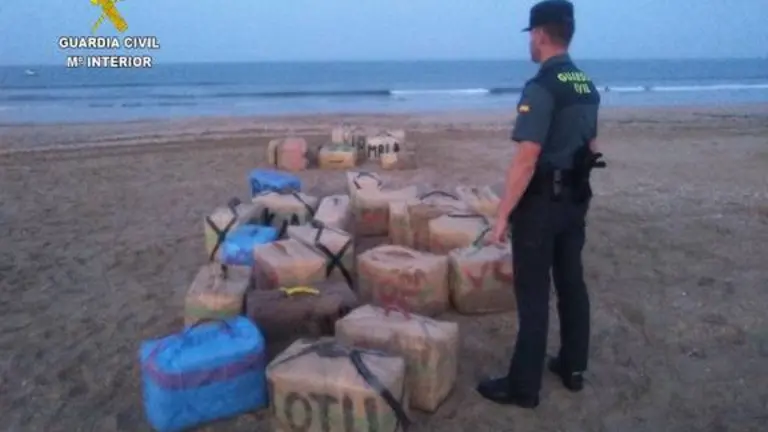  Imagen de un alijo hallado en la playa (Archivo)