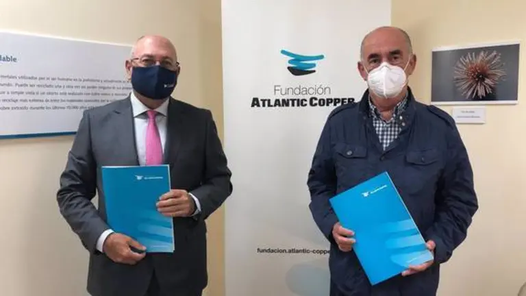 23/10/2020 El director de la Fundaci&oacute;n Atlantic Copper, Antonio de la Vega, y el presidente de Aspacehu, Carlos Cabaleiro, tras la firma del acuerdo.
POLITICA ANDALUC&Iacute;A ESPA&Ntilde;A EUROPA HUELVA SOCIEDAD
FUNDACI&Oacute;N ATLANTIC COPPER.