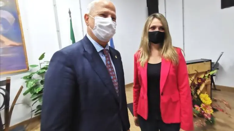  María Ponce, junto al consejero Imbroda.
