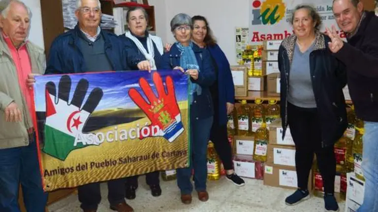 Entrega de alimentos con destino a los campamentos de refugiados saharauis en Cartaya.