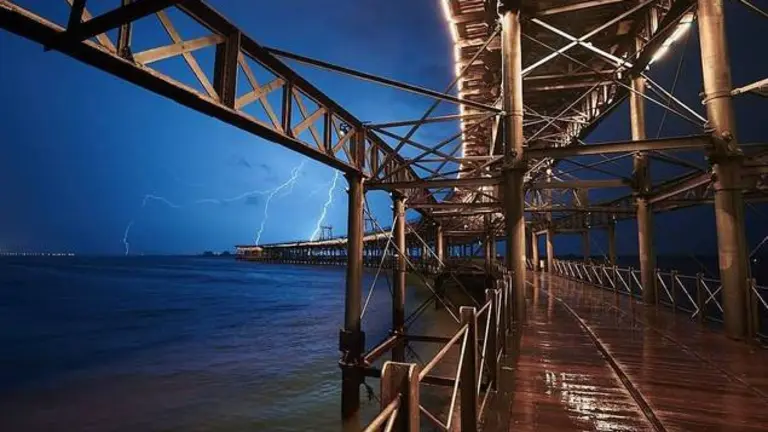&Uacute;ltima tormenta registrada en Huelva, con el muelle de la Cia de R&iacute;o Tinto iluminado. (Foto: Juan Moreno)