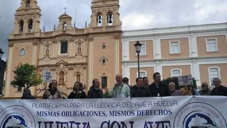 06/02/2020 La plataforma en una concentración para exigir el AVE
POLITICA ANDALUCÍA ESPAÑA EUROPA HUELVA SOCIEDAD
PLATAFORMA PARA LA LLEGADA DEL AVE A HUELVA