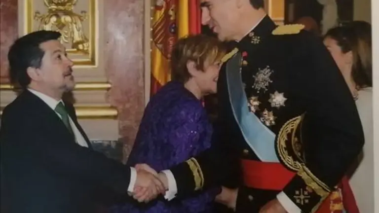 Javier Barrero, en una recepción junto al Rey Felipe VI.