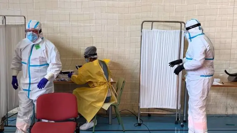 14/12/2020 Uno de los cribados realizados la pasada semana en la provincia de Huelva..

La Consejer&iacute;a de Salud y Familias realizar&aacute; esta semana nuevos cribados poblaciones de Covid-19 en cuatro municipios de la provincia de Huelva con el objetivo de conocer la incidencia del virus. Se trata de Ayamonte, donde tendr&aacute;n lugar este lunes; Niebla, el mi&eacute;rcoles; San Bartolom&eacute; de la Torre, el jueves, y Rociana del Condado, el viernes. Asimismo, los realizados la pasada semana en Lucena del Puerto, La Palma del Condado, Palos de la Frontera y Minas de Riotinto finalizaron con solo dos positivos.

ANDALUC&Iacute;A ESPA&Ntilde;A EUROPA HUELVA SALUD
JUNAT DE ANDALUC&Iacute;A