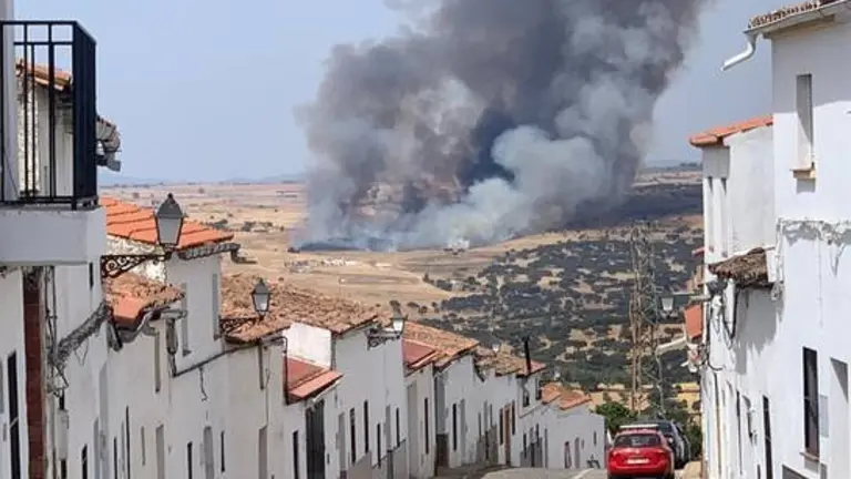 Humareda junto a las vías del tren, cerca de la estación de Cumbres Mayores.