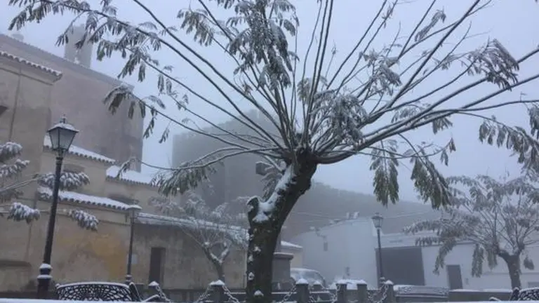 Castillo de Cumbres Mayores, nevado, all&iacute; bajar&aacute; el mercurio hasta -4&ordm; bajo cero.