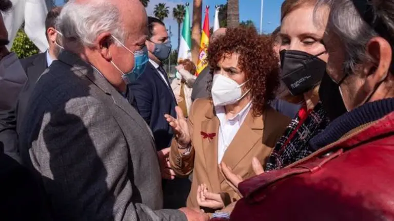 13/02/2021 La presidenta de la Diputación de Huelva conversa con Jesús Aguirre.

La presidenta de la Diputación de Huelva, María Eugenia Limón (PSOE), ha reclamado este sábado a la Junta de Andalucía, concretamente a la Consejería de Salud y Familias, más puntos de vacunación contra el coronavirus en la provincia para facilitar el desplazamiento a las personas mayores y saber cuáles son los que hay.

POLITICA ANDALUCÍA ESPAÑA EUROPA HUELVA
JUNTA