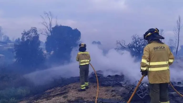 Bomberos del Infoca apagando las llamas. (Foto: Infoca)