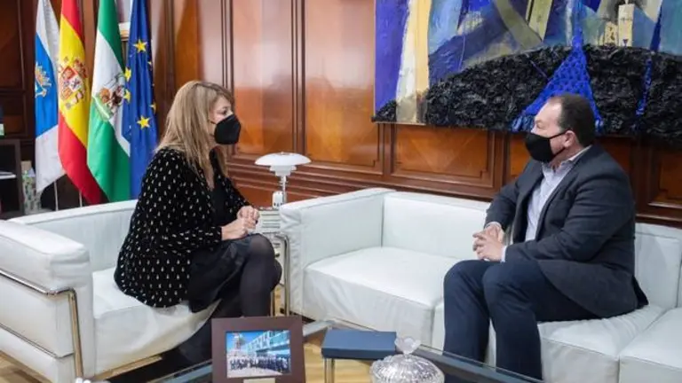 10/03/2021 La presidenta del Puerto de Huelva, Pilar Miranda, junto al alcalde de Aljaraque.
POLITICA ANDALUC&Iacute;A ESPA&Ntilde;A EUROPA HUELVA SOCIEDAD
PUERTO DE HUELVA.
