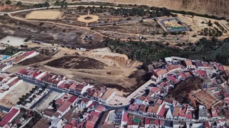 29/03/2021 Huelva.- Recrean por primera vez el puerto desde el que partió Cristóbal Colón hacia América.

Un equipo de investigación de la Universidad de Huelva ha recreado por primera vez el puerto de Palos de la Frontera del que partió Colón en 1492 hacia América. Mediante un análisis geológico y químico, los investigadores se remontan seis millones de años para comprobar los cambios que ha sufrido el terreno hasta la actualidad. Así, reproducen en una maqueta a escala cómo era la dársena en el momento de la partida de la expedición colombina y predicen futuras variaciones del terreno en esta área y otras con características geológicas similares.

POLITICA ANDALUCÍA ESPAÑA EUROPA HUELVA SOCIEDAD
FUNDACIÓN DESCUBRE