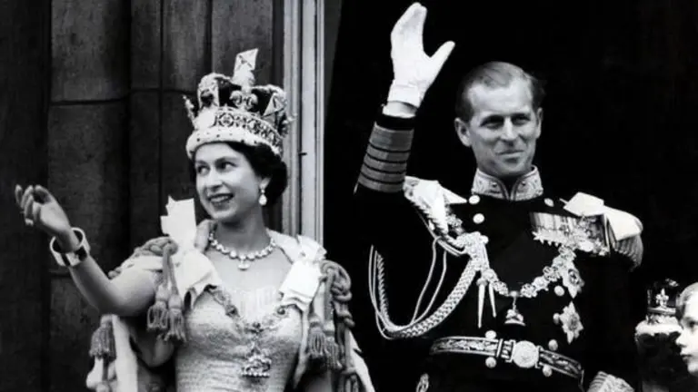 FILED - 02 June 1953, United Kingdom, London: Queen Elizabeth II (L) and her husband Prince Philip, the Duke of Edinburgh, wave from the balcony to the on looking crowds around the gates of Buckingham Palace after her Coronation. Prince Philip died on Friday at the age of 99. Photo: -/PA Wire/dpa
  (Foto de ARCHIVO)
2/6/1953 ONLY FOR USE IN SPAIN