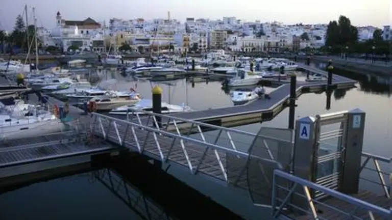 Instalaciones de uso p&uacute;blico y urbanas en el puerto de Ayamonte