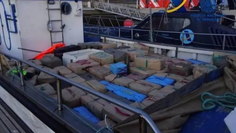 21/04/2017 Fardos de hach&iacute;s incautados. .

Funcionarios de la Agencia Tributaria y agentes de la Polic&iacute;a Nacional han incautado 3.390 kilogramos de hach&iacute;s en una operaci&oacute;n contra el narcotr&aacute;fico llevada a cabo en la costa de Huelva que se ha saldado con la detenci&oacute;n en el puerto pesquero de Mazag&oacute;n de tres de los cinco tripulantes de la embarcaci&oacute;n intervenida y que contin&uacute;a abierta.

POLITICA ANDALUC&Iacute;A ESPA&Ntilde;A EUROPA HUELVA
EUROPA PRESS/AEAT