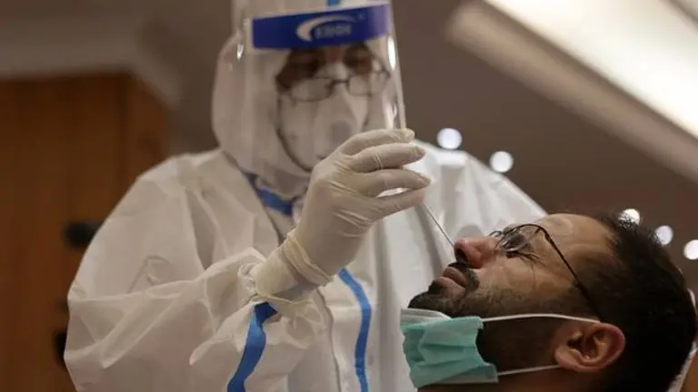 Un facultativo médico realizada una prueba para diagnosticar Covid