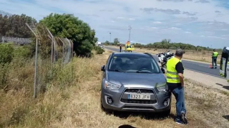 Coches parados por el bloqueo de la carretera.