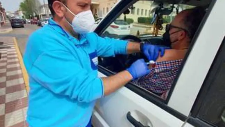 Un hombre es vacunado en Almonte