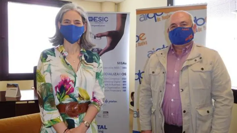 Patricia Cuevas Sarria, directora de ESIC Sevilla, y Rafael Eugenio Romero Garc&iacute;a, gerente de la Asociaci&oacute;n de Industrias Qu&iacute;micas, B&aacute;sicas y Energ&eacute;ticas de Huelva (AIQBE) tras la firma