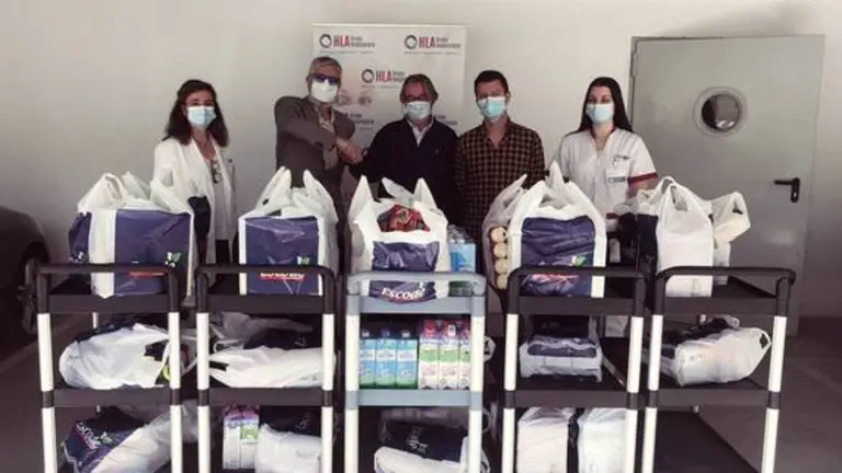 El director del Grupo, Jos&eacute; Luis Mendoza hace entrega de los productos de primera necesidad