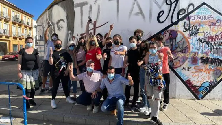 Los artistas sanjuaneros junto a los jóvenes participantes