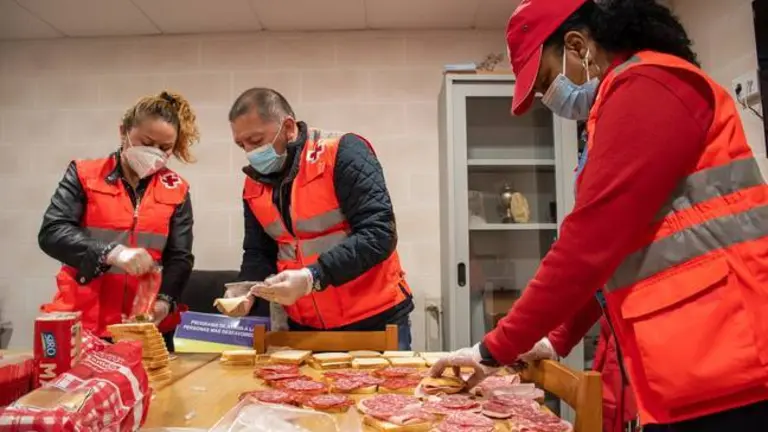 Voluntarios preparan bocadillos para personas necesitadas