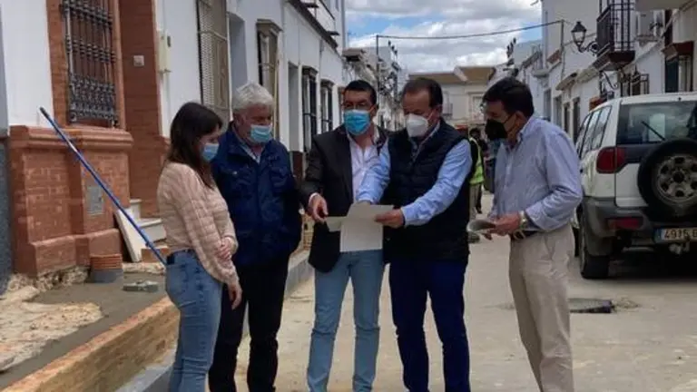 El alcalde, Cristobal Carrillo, supervisa las obras con el personal de Giahsa