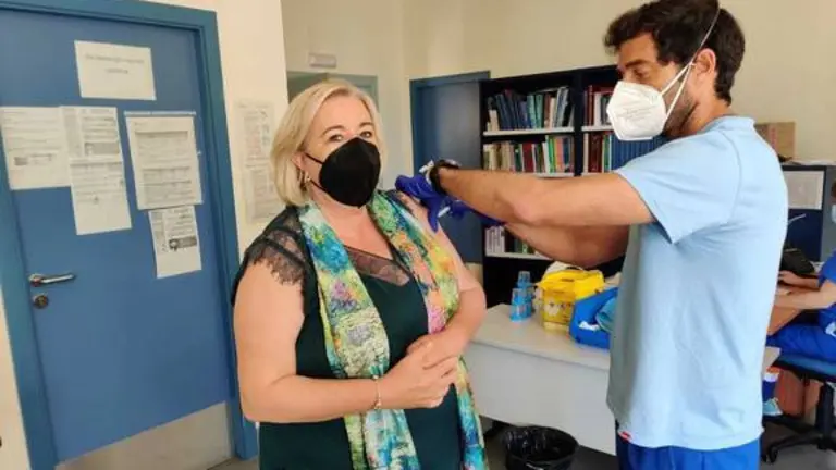 Un m&eacute;dico vacuna a una paciente