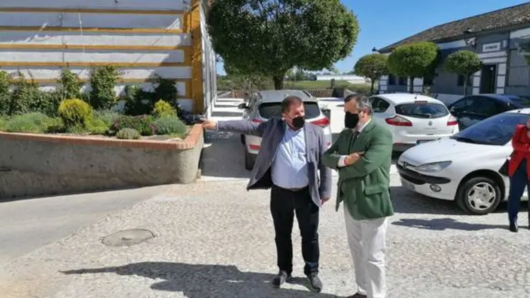 El Consejero, Alfredo Marín, y el alcalde, Gilberto Domínguez supervisan los proyectos