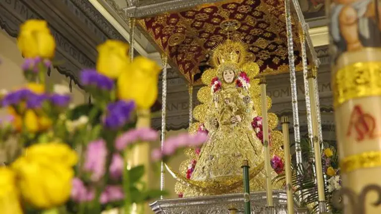 La Virgen en su paso en la Parroquia Nuestra Se&ntilde;ora de la Asunci&oacute;n en Almonte