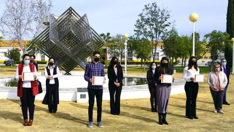 Los premiados posan junto a la rectora de la UHU