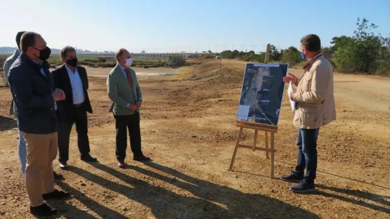 Las autoridades supervisan a pie de campo el proyecto