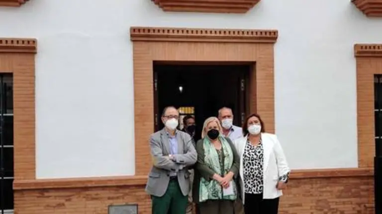 La delegada, Manuela Caro, inaugura el nuevo centro m&eacute;dico de la localidad