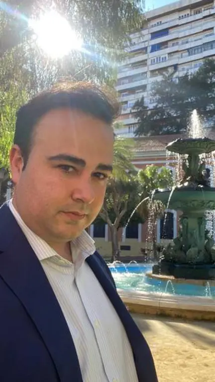 Alberto posa con la Casa Colón como telón de fondo