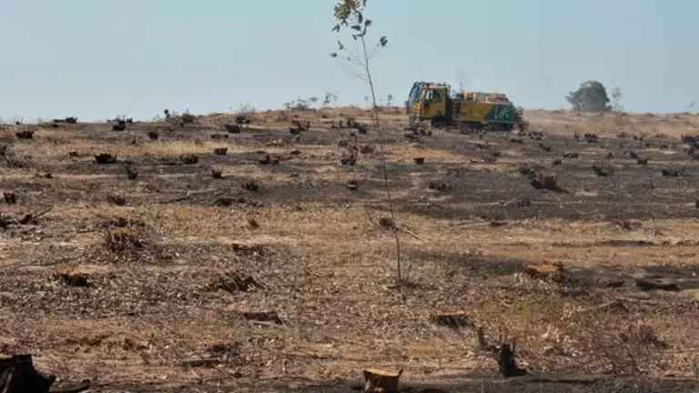 Efectivos del invocan tratan de refrescar el suelo tras controlar las llamas