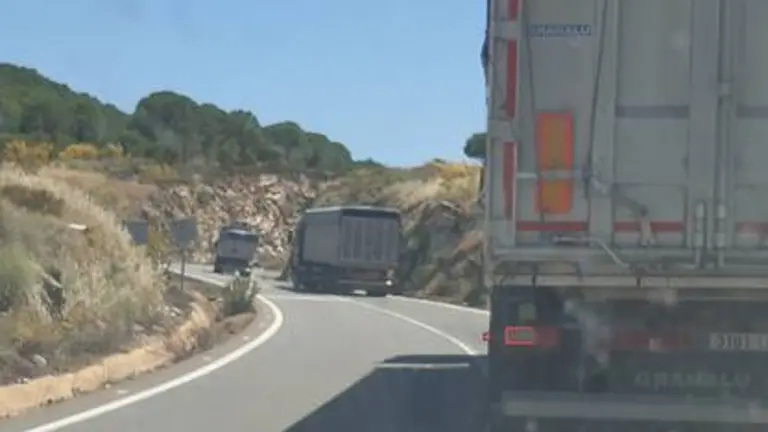 Camiones cargados de residuos llegan a Nerva.