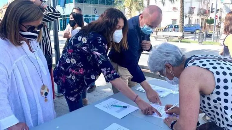 07-06-2021 Loles L&oacute;pez, en una recogida de firmas en La Palma del Condado (Huelva).

La secretaria general del PP andaluz, Loles L&oacute;pez, se ha pronunciado este lunes sobre las palabras del expresidente de la Junta de Andaluc&iacute;a Manuel Chaves quien avanz&oacute; este domingo que el indulto a los l&iacute;deres independentistas catalanes en prisi&oacute;n "abre el camino a la pol&iacute;tica" y traslada "firmeza" y "seguridad" en el marco que la Constituci&oacute;n espa&ntilde;ola establece.

ANDALUC&Iacute;A ESPA&Ntilde;A EUROPA HUELVA POL&Iacute;TICA
PP-A