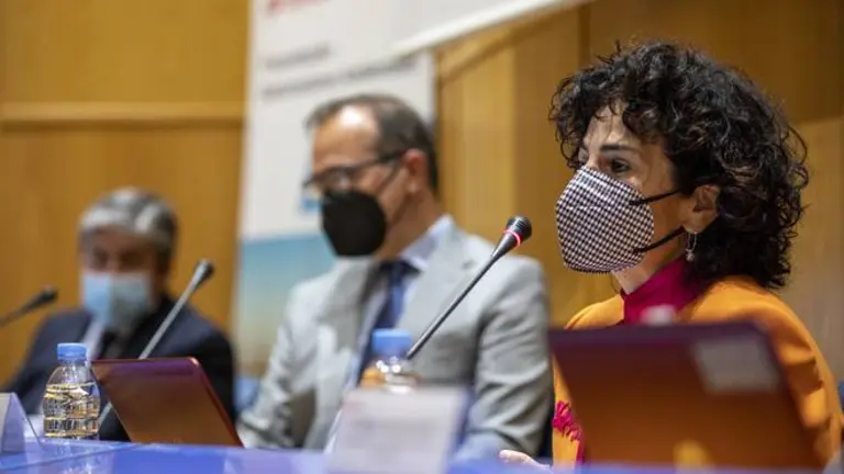 HUELVA, 10/06/21 HUELVA - El director de Refiner&iacute;a La R&aacute;bida, Jorge Acitores Dur&aacute;n; la directora de la Planta Qu&iacute;mica de Palos, Esther Gonz&aacute;lez G&oacute;mez; y los responsables de Protecci&oacute;n Ambiental de ambos centros, Antonio Garc&iacute;a y Alfonso Huerta, atienden a los medios en el marco de la presentaci&oacute;n de los principales datos de las declaraciones medioambientales correspondientes al ejercicio 2020. Salon actos FOE .
Foto: CEPSA / ALBERTO DIAZ