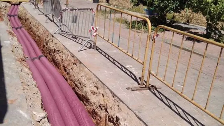 07/09/2020 Obras en el Pol&iacute;gono Sur de Endesa.

Endesa ha dado inicio a las obras de refuerzo de sus infraestructuras el&eacute;ctricas en el entorno del Pol&iacute;gono Sur, una inversi&oacute;n de m&aacute;s de 100.000 euros que ha arrancado en las calles Dulcinea, Mago de Oz y Poeta en Nueva York, donde la compa&ntilde;&iacute;a ha abierto una zanja de cerca de 200 metros en la que se tender&aacute; el nuevo cableado de baja tensi&oacute;n que renovar&aacute; la red por completo en esta zona.

POLITICA 
ENDESA