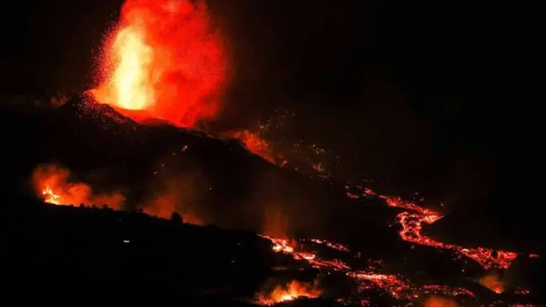 Una boca eruptiva expulsa lava y piroclastos en la zona de Los Llanos, a 20 de septiembre de 2021, en El Paso, La Palma, Santa Cruz de Tenerife, Islas Canarias, (España). La erupción volcánica iniciada ayer a las 16 horas en la zona de Cabeza de Vaca (La Palma), justo cuando la actividad sísmica en la isla de La Palma había alcanzado el máximo desde el inicio del enjambre hace ya una semana, se encuentra en estos momentos con dos fisuras, separadas unos 200 metros, y ocho bocas por las que emerge la lava. Al menos 15 viviendas se encuentran afectadas por la erupción a primera hora de este lunes y ya son más de 5.000 evacuados por el momento. Los expertos desconocen cuándo finalizará esta erupción, que ha dejado temperaturas de 1.075 ºC en los ríos de lava provenientes del volcán.
20 SEPTIEMBRE 2021
Kike Rincón / Europa Press
21/9/2021