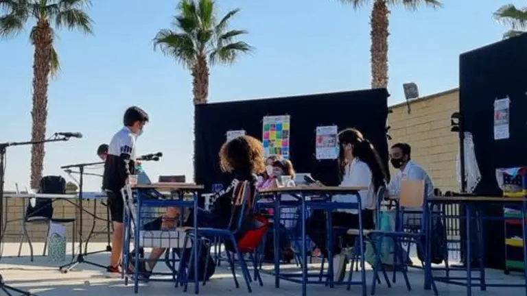 Una obra de teatro escenificando el tema del acoso escolar