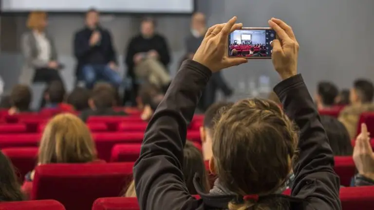HUELVA, 19/11/18 HUELVA - Mesa redonda ‘Festivales de cine como modelo de gestión cultural’. Modera: Virginia Pablos, directora del Festival de Cine Español de Ámsterdam . Intervienen: Nacho Carballo, director de la Semana de Cine de Santander; José María Riba, director de la Asociación Espagnolas en París ; y José Manuel Zamora, director de Abycine 44 EDICION FESTIVAL DE HUELVA CINE IBEROAMERICANO .
Foto: ALBERTO DIAZ / FESTIVAL DE HUELVA CINE IBEROAMERICANO