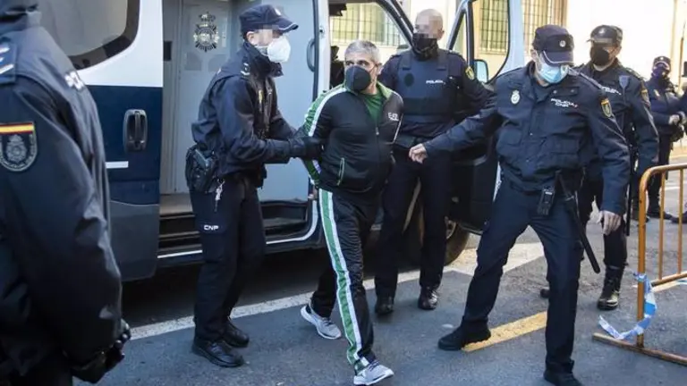 15-11-2021 Huelva.- Tribunales.- Llega a la Audiencia Bernardo Montoya entre medidas de seguridad y sin incidentes.

Bernardo Montoya, acusado de agredir sexualmente y asesinar en el mes de diciembre de 2018 a Laura Luelmo, la profesora zamorana de 26 a&ntilde;os, en la localidad de El Campillo (Huelva), ha llegado este lunes sobre las 9,36 horas a la Audiencia Provincial, donde esta jornada comienza el juicio con jurado popular por este crimen.

POLITICA ANDALUC&Iacute;A ESPA&Ntilde;A EUROPA HUELVA SOCIEDAD
A.PEREZ/EUROPA PRESS.