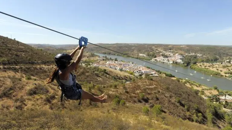 Mulher sai da plataforma de lan&ccedil;amento em San Lucar do Guadiana fazendo um slide at&eacute; &agrave; esta&ccedil;&atilde;o de chegada em Alcoutim.