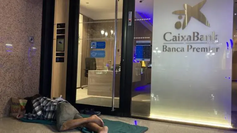 Un indigente duerme en Huelva a las puertas de una entidad financiera