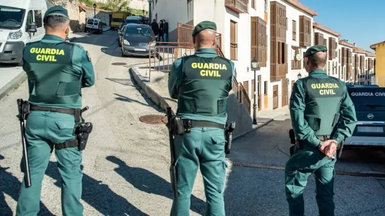 Varias agentes vigilan el desalojo de diez viviendas okupadas, a 14 de octubre de 2021, en Horche, Guadalajara, Castilla-La Mancha, (Espa&ntilde;a). Las viviendas, de la empresa propietaria, Building Center, adscrita a Caixabank, han sido desalojadas a primera hora de la ma&ntilde;ana. En el proceso de desalojo, han dejado a los okupas recoger sus enseres antes de llevar a cabo el desalojo. La empresa propietaria tiene previsto inutilizar los pisos para evitar que vuelvan a ser okupados. Desde la Asociaci&oacute;n Vecinal Defiende Horche calculan que en el municipio hay en torno a medio centenar de casas okupadas.
14 OCTUBRE 2021;OKUPAS;VIVIENDAS;CASTILLA LA MANCHA;HORCHE
RAFAEL MART&Iacute;N / Europa Press
14/10/2021