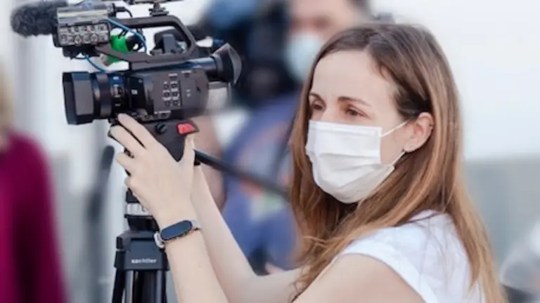 Alicia Rodr&iacute;guez mientras realizaba su trabajo en Huelva.