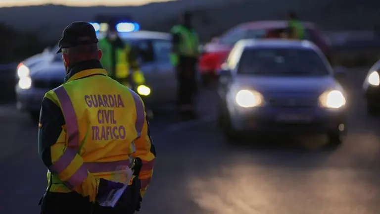 Un agente durante un control de la Guardia Civil un día antes de la Operación de Nochevieja, en la carretera A-1, a 30 de diciembre de 2021, en Madrid, (España). El próximo 31 de diciembre arranca la segunda fase de la Operación de Tráfico por Año Nuevo. La DGT prevé más de 19,5 millones de desplazamientos en toda la Operación Navidad, que comenzó el pasado 23 de diciembre y finalizará el 9 de enero de 2021. Para controlar el tráfico y la seguridad de los conductores se han desplegado patrullas de helicópteros, 39 drones y 15 furgonetas camufladas para controlar el uso de móvil, entre otros.
Jesús Hellín / Europa Press
30/12/2021