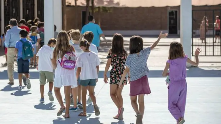 Un grupo de escolares entrando a la escuela