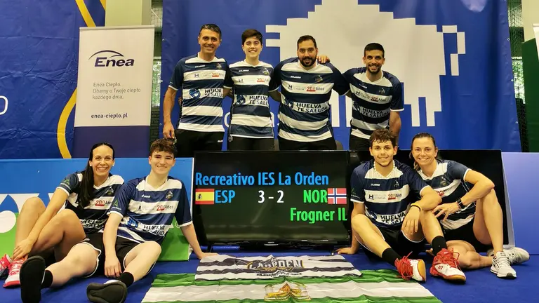 Los jugadores del IES La Orden tras ganar a los noruegos.