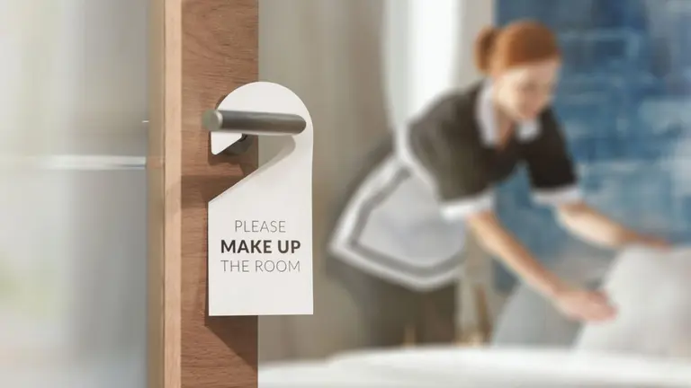 mujer-limpieza-hotel