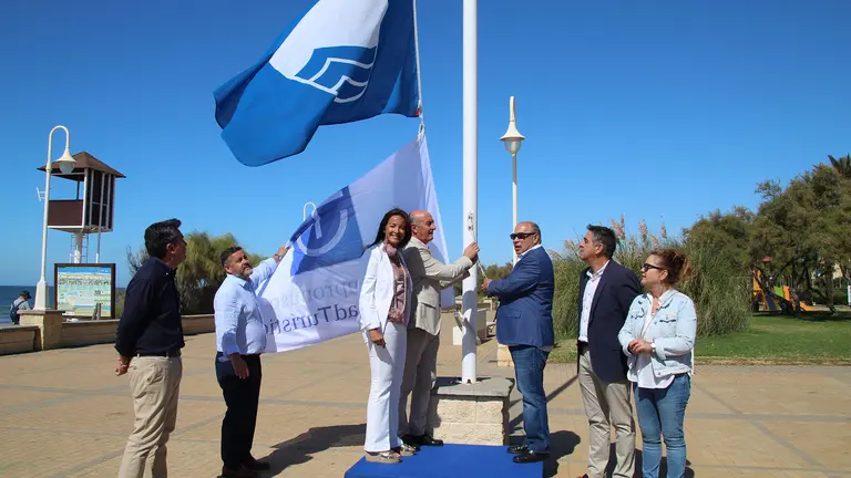 2022 06 30 Izada de los distintivos de Calidad de la Playa de Islantilla 02